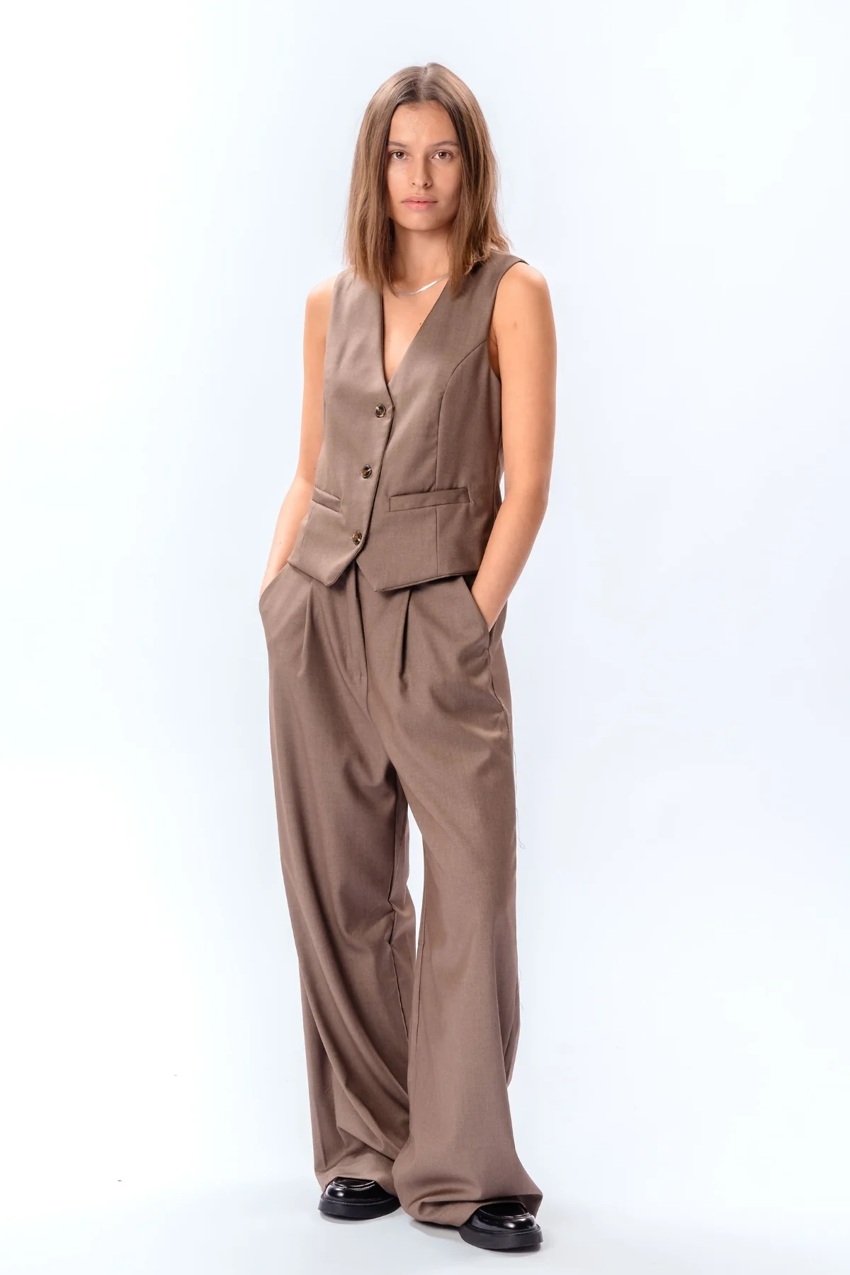 Nadia vest and pants (Taupe) - Package deal - Image 3